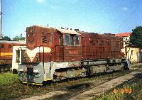 Lokomativa 740 408-8 vybavená upraveným čelníkem se šikmými schody pro vstup na ochozy.